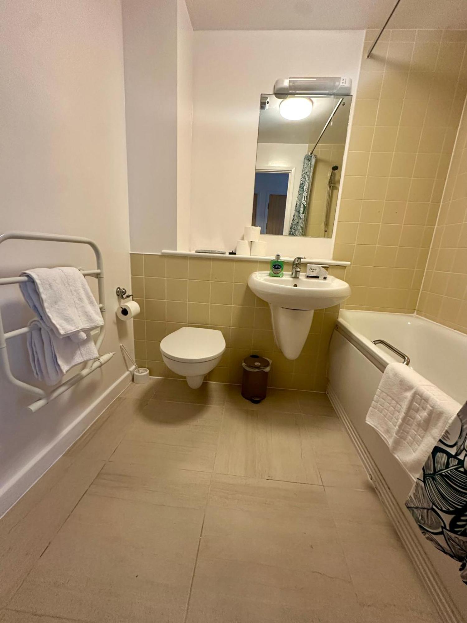 Gunwharf Quays Harbour Apartments 朴次茅斯 外观 照片