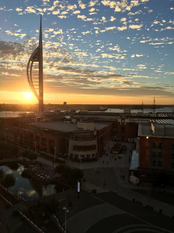 Gunwharf Quays Harbour Apartments 朴次茅斯 外观 照片
